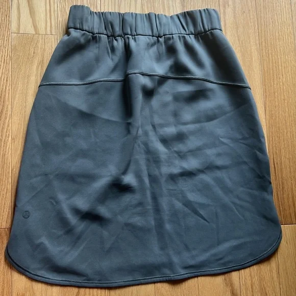 LULULEMON SKIRT SIZE 4! LIGHTLY WORN! - Picture 2 of 3